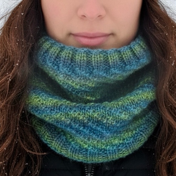 Hand Knit Blue and Green Winter Neck Cowl Scarf / Neck Warmer Wool Blend Yarn - Picture 3 of 7